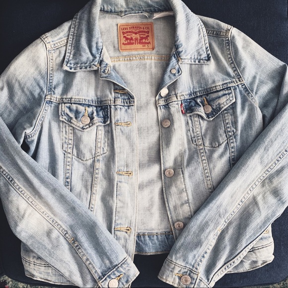 [SOLD] Levi's Light Wash Fitted Denim Jacket - Picture 1 of 3